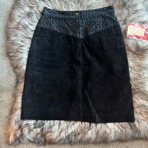 Vintage Chic Black Midi Skirt with Textured Detail Sueded Pigskin